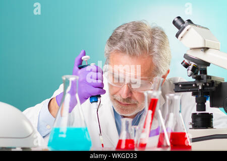 Mikro-Chip fokussiert Pipettieren Profilösung senior Life Sciences.  Objektiv-Fokus auf den ersten Blick der Forscher. Stockfoto