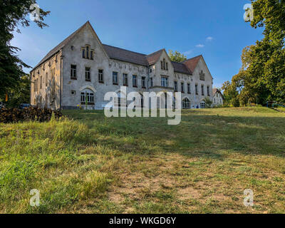 Neustrelitz, Deutschland. 25 Aug, 2019. Seit Jahrzehnten leer stehende Gebäude der ehemaligen Landesirrenanstalt am Domjüch. Die abgelegenen Gegend am Domjüchsee war bis 1945 eine regionale Irrenanstalt mit acht Gebäude, dann einer russischen Kaserne, leer seit 1993 und wird heute von der Vereinigung für die Erhaltung der Domjüch und für verschiedene Veranstaltungen genutzt. Credit: Jens Büttner/dpa-Zentralbild/ZB/dpa/Alamy leben Nachrichten Stockfoto