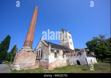 Neustrelitz, Deutschland. 25 Aug, 2019. Seit Jahrzehnten leer stehende Gebäude der ehemaligen Landesirrenanstalt am Domjüch. Die abgelegenen Gegend am Domjüchsee war bis 1945 eine regionale Irrenanstalt mit acht Gebäude, dann einer russischen Kaserne, leer seit 1993 und wird heute von der Vereinigung für die Erhaltung der Domjüch und für verschiedene Veranstaltungen genutzt. Credit: Jens Büttner/dpa-Zentralbild/ZB/dpa/Alamy leben Nachrichten Stockfoto