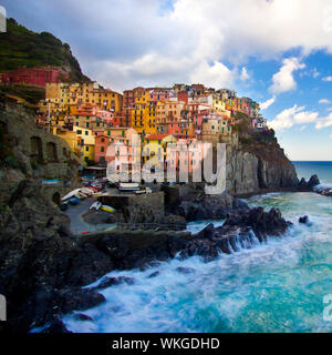 Manarola Fischerdorf in einem dramatischen Sturm. Manarola ist einer von fünf berühmten Dörfer der Cinque Terre (National Park), zwischen Meer ausgesetzt und Stockfoto