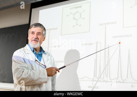 Senior Chemieprofessor geben einen Vortrag vor Klassenzimmer voller Studenten (flachen DOF; getönten Farbbild) Stockfoto