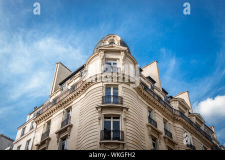 Von außen ein historisches Stadthaus in Paris. Stockfoto