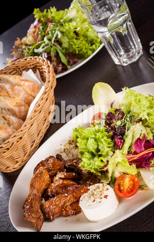 gegrilltes Rindfleisch Streifen frischen gemischten Salat und warmen Ziegenkäse Stockfoto