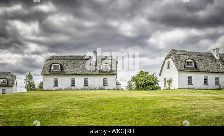 Ein HDR-Bild von drei reetgedeckten Häusern in Irland Stockfoto