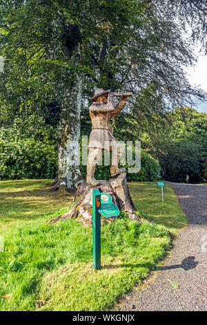 Hölzerne Statue von David Douglas auf der David Douglas Trail im Stobo Dawyck Botanic Garden in der Nähe von Peebles Scottish Borders Schottland Großbritannien Stockfoto