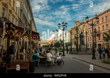 Elegante am frühen Abend Ansicht von Malaya Konyushennaya Ulitsa Straße mit Restaurants auf der Straße und die Leute draußen sitzen, Saint Petersburg, Russland, Stockfoto