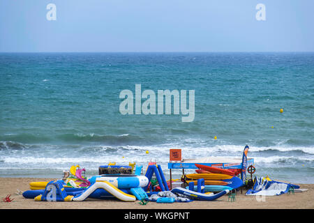 Luftmatratzen außerhalb Wasser im Meer Stockfoto