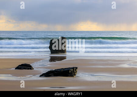 Felsformationen aufgedeckt durch die Ebbe am Strand von Sango Bay in Durness. Blätter der Regen in der Ferne für das Morgenlicht. Durness, La Stockfoto