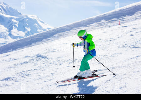 Wenig Skifahrer Riding Downhill in den hohen Bergen Stockfoto