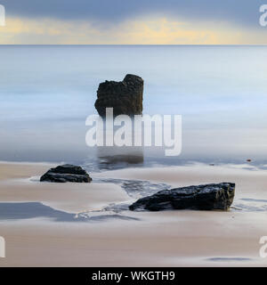 Felsformationen aufgedeckt durch die Ebbe am Strand von Sango Bay in Durness. Blätter der Regen in der Ferne für das Morgenlicht. Durness, La Stockfoto