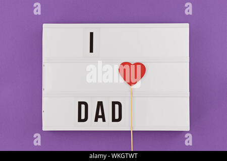 Happy Vatertag flach. Lightbox mit Text Ich liebe Papa auf lila Hintergrund mit roten Herzen. Grußkarte zu feiern Vatertag Stockfoto