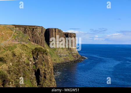 Kilt Rock wie aus der Beobachtung Bereich gesehen, ist es der Basaltsäulen auf einem Sockel aus Sandstein. Seine Lage ist an der nordöstlichen Küste der Insel der S Stockfoto