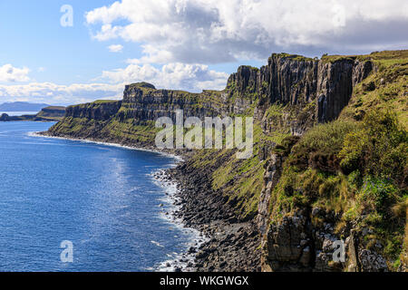 Die verwitterte und imposanten Klippen an der nordöstlichen Küste der Insel Skye, Schottland, Großbritannien. Stockfoto