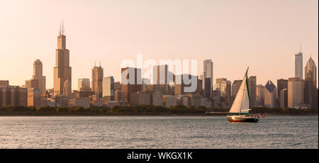 Ein Segelboot kehrt zum Hafen in Chicago bei Sonnenuntergang. Stockfoto