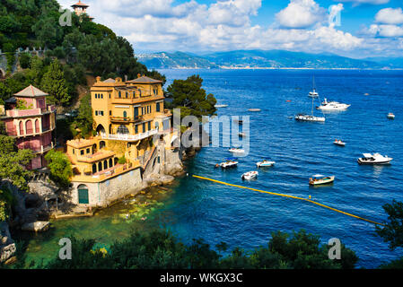 Portofino, Italien - 15. AUGUST 2019: Hotels auf der Klippe, einem wunderschönen Hafen von Portofino, Yachten und Boote auf dem Meer/in Europa beliebt zum Entspannen die Stockfoto