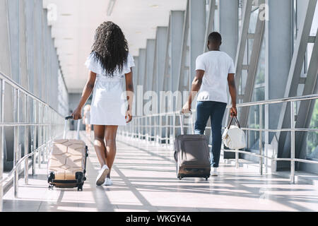 Terminal Laufsteg mit Walking Abflug Passagiere Stockfoto