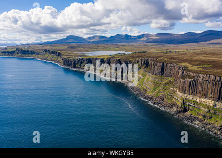 Eine Luftaufnahme von Kilt Rock mit Bergen im Hintergrund. Kilt Rock ist von Basaltsäulen auf einem Sockel aus Sandstein. Seine Lage ist im Norden Stockfoto