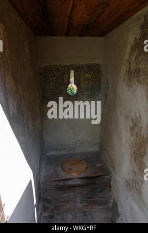 Eisenerz: Kirche St. Oswald (Oswaldikirche), Tabor befestigte Kirche, Außen-WC in der Hochsteiermark, Steiermark, Steiermark, Österreich Stockfoto