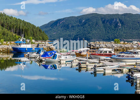 Pictureseque kleines Fischerdorf Eidsora entlang Tingvollfjorden in Mehr og Romsdal County in Norwegen Stockfoto