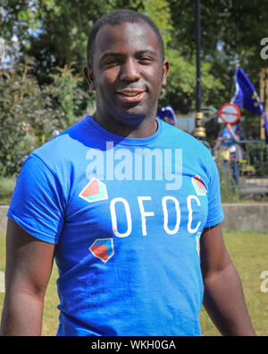 Westminster, London, 04. Sep 2019. Femi Oluwole, Britische politische Aktivist und Mitbegründer der pro-europäischen Union Befürwortung Gruppe, unsere Zukunft unserer Wahl auf College Green als Kommentator. Credit: Imageplotter/Alamy leben Nachrichten Stockfoto