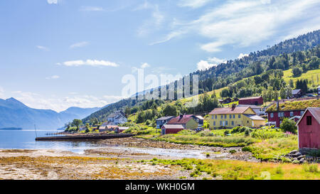 Pictureseque kleines Fischerdorf Eidsora entlang Tingvollfjorden in Mehr og Romsdal County in Norwegen Stockfoto