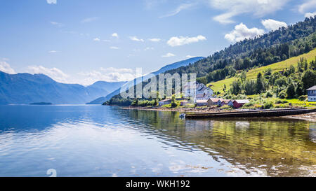Pictureseque kleines Fischerdorf Eidsora entlang Tingvollfjorden in Mehr og Romsdal County in Norwegen Stockfoto