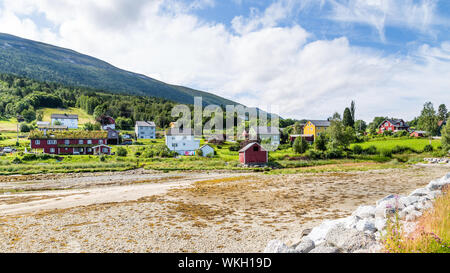 Pictureseque kleines Fischerdorf Eidsora entlang Tingvollfjorden in Mehr og Romsdal County in Norwegen Stockfoto