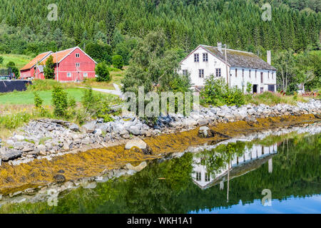 Pictureseque kleines Fischerdorf Eidsora entlang Tingvollfjorden in Mehr og Romsdal County in Norwegen Stockfoto
