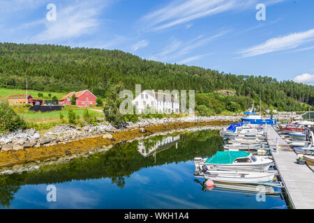 Pictureseque kleines Fischerdorf Eidsora entlang Tingvollfjorden in Mehr og Romsdal County in Norwegen Stockfoto