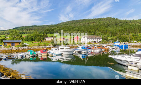 Pictureseque kleines Fischerdorf Eidsora entlang Tingvollfjorden in Mehr og Romsdal County in Norwegen Stockfoto