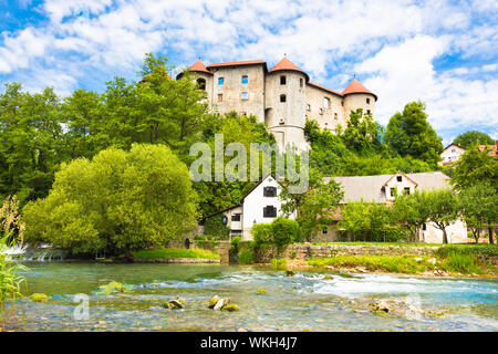 Zuzemberk schloss, Reiseziel in Slowenien. Zuzemberk ist auch eine Stadt und eine Gemeinde in den Dinarischen Alpen Slowenien Südöstlich von t Stockfoto