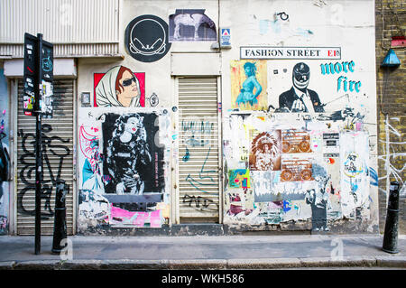 LONDON, Großbritannien - 18 April 2014: Graffiti, Plakate und Aufkleber in der Fashion Street, Spitalfields/Whitechapel. Stockfoto