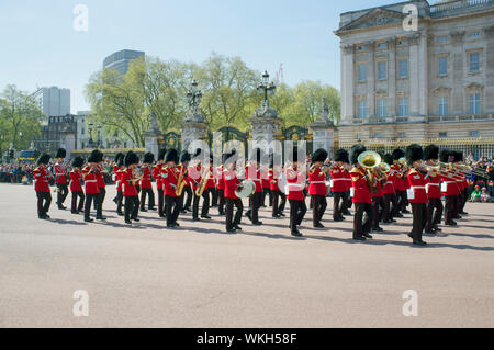 LONDON, Großbritannien - 16 April 2014: Änderung der Guard am Buckingham Palace in London. Stockfoto