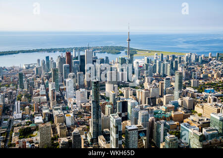 Ein Luftbild der Innenstadt Torontos Skyline von Norden nach Süden in Richtung Geschäftsviertel und die Toronto Islands. Stockfoto