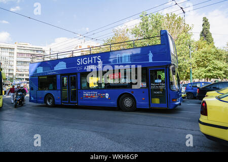 Athen, Griechenland - 23 September, 2016: Blau Touristen Sightseeing Double Decker Bus in Athen, Griechenland. Athen ist die Hauptstadt und die größte Stadt von Griechenland. Stockfoto