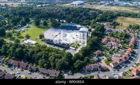 Bild vom August 21 zeigt die Bühne Chantry Park in Ipswich, Suffolk, für Ed Sheeran Konzerte dieses Wochenende ganz in der Nähe Völker wieder Gärten. Diese Bewohner erscheinen den besten Platz im Haus für Ed Sheeran's Konzerte in Ipswich dieses Wochenende zu haben. Der Popstar spielt die abschließenden vier Nächte seiner Kluft Tour an Chantry Park in seiner Heimatstadt und es sieht so aus, als ob diese Bewohner haben eine back-stage Pass. Die riesige Bühne, wo Ed 160.000 Fans werden in den nächsten vier Nächte (23 bis 26) hat an der Unterseite Ihrer zurück Garten gebaut, unterhalten. Die Kluft, die Tour begann in Stockfoto