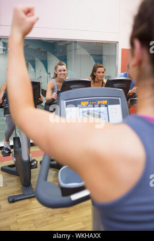 Motivierende weibliche Lehrer lehrt Spinnen Klasse am gym Stockfoto