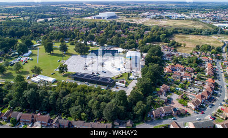 Bild vom August 21 zeigt die Bühne Chantry Park in Ipswich, Suffolk, für Ed Sheeran Konzerte dieses Wochenende ganz in der Nähe Völker wieder Gärten. Diese Bewohner erscheinen den besten Platz im Haus für Ed Sheeran's Konzerte in Ipswich dieses Wochenende zu haben. Der Popstar spielt die abschließenden vier Nächte seiner Kluft Tour an Chantry Park in seiner Heimatstadt und es sieht so aus, als ob diese Bewohner haben eine back-stage Pass. Die riesige Bühne, wo Ed 160.000 Fans werden in den nächsten vier Nächte (23 bis 26) hat an der Unterseite Ihrer zurück Garten gebaut, unterhalten. Die Kluft, die Tour begann in Stockfoto