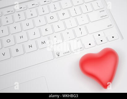 Rotes Herz auf der Tastatur. Ansicht von oben Stockfoto