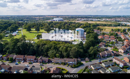 Bild vom August 21 zeigt die Bühne Chantry Park in Ipswich, Suffolk, für Ed Sheeran Konzerte dieses Wochenende ganz in der Nähe Völker wieder Gärten. Diese Bewohner erscheinen den besten Platz im Haus für Ed Sheeran's Konzerte in Ipswich dieses Wochenende zu haben. Der Popstar spielt die abschließenden vier Nächte seiner Kluft Tour an Chantry Park in seiner Heimatstadt und es sieht so aus, als ob diese Bewohner haben eine back-stage Pass. Die riesige Bühne, wo Ed 160.000 Fans werden in den nächsten vier Nächte (23 bis 26) hat an der Unterseite Ihrer zurück Garten gebaut, unterhalten. Die Kluft, die Tour begann in Stockfoto