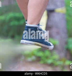 Slackline in der Natur. Stockfoto