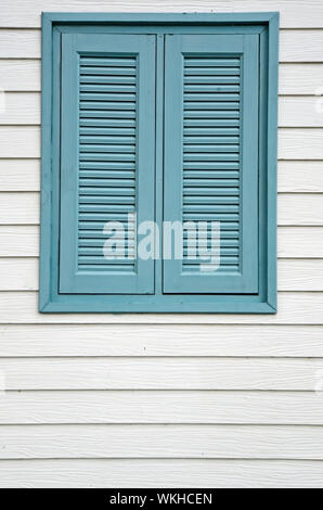 Schöne Cyan Holzfenster auf weißem Holz Hintergrund Stockfoto