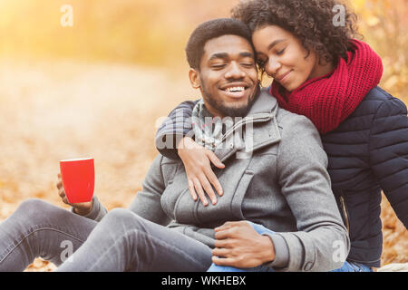 Lieben afrikanischen Paar im Herbst Wald Ruhe Stockfoto