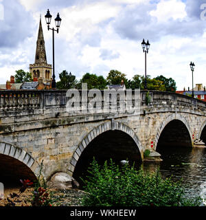 Bedford Town Bridge in Bedfordshire, England, UK überspannt den Fluss Great Ouse, mit der St. Paul's Kirche im Hintergrund Stockfoto