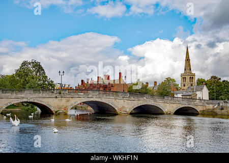 Bedford Town Bridge in Bedfordshire, England, UK überspannt den Fluss Great Ouse, mit der St. Paul's Kirche im Hintergrund Stockfoto