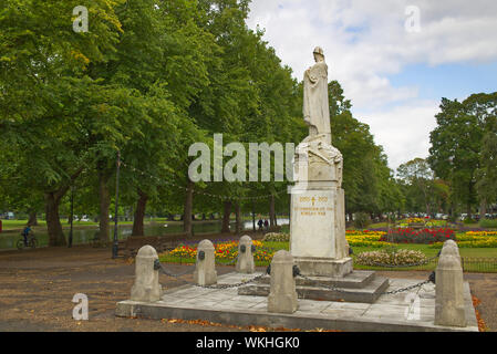 Bedford Peace Memorial auf dem Damm am Fluss Great Ouse erinnert an den Ersten Weltkrieg, Zweiter Weltkrieg und Koreakrieg Stockfoto