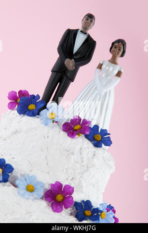 Dunkle Hochzeitspaar auf dem Kuchen Stockfoto