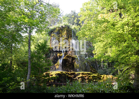 Grande Cascade oder Wasserfall & Moss-Covered Felsen im Musée Promenade Garten und öffentlichen Park Digne-les-Bains Alpes-de-Haute-Provence Provence Frankreich Stockfoto