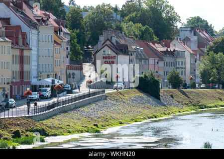 09. August 2019, Sachsen, Görlitz: Blick über die neisse von Görlitz zu den Häusern und einen Nachtclub in Zgorzelec in Polen. Foto: Robert Michael/dpa-Zentralbild/ZB Stockfoto