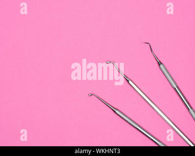 Zahnmedizinisches Instrument auf rosa Hintergrund mit kopieren. Zahnpflege Konzept Stockfoto